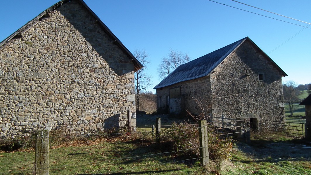 Maison à vendre en Auvergne Puy de Dome LA CELLE Deux granges avec
