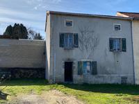 Maison à rénover dans un calme hameau proche des commodités.