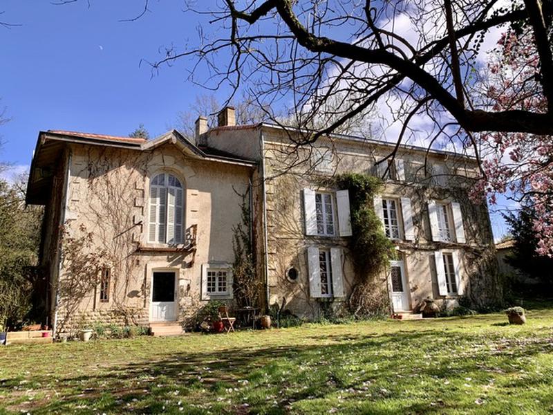 Maison à vendre en Poitou Charentes - Deux Sevres NIORT Magnifique Logis au bord de la Sèvre, grand parc avec arbres centenaires à 8 minutes de Maison à vendre en Poitou Charentes - Deux Sevres NIORT Magnifique Logis au bord de la Sèvre, grand parc avec arbres centenaires à 8 minutes de