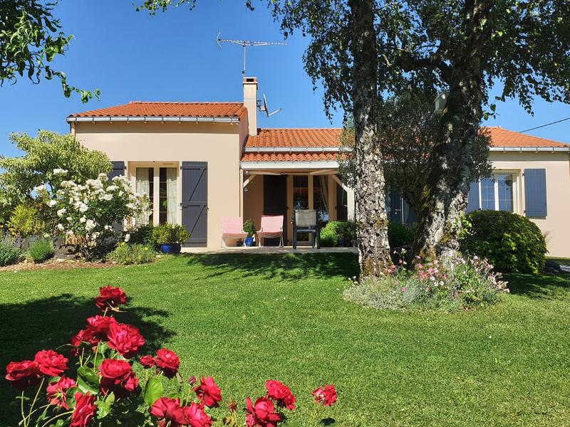 House for sale in LA CHATAIGNERAIE Vendee House on basement 178 m2