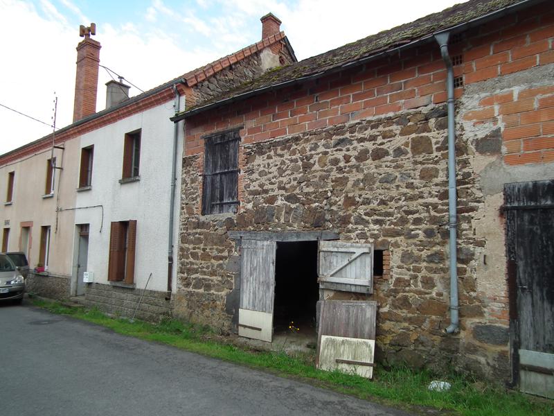Maison à vendre en Auvergne Puy de Dome PONTAUMUR Maison de 2 chambres à rénover avec grange