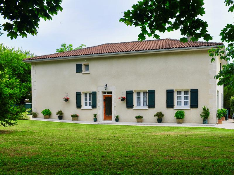 Maison à vendre en Poitou Charentes Charente VILLEBOIS LAVALETTE Maison spacieuse avec un bel