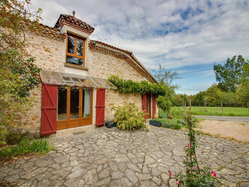 House for sale in QUINSAC Dordogne Stone Farmhouse, with over 5