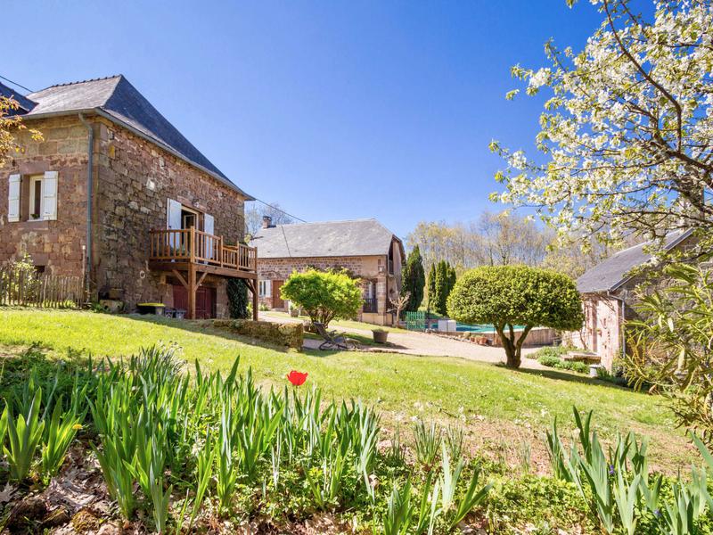 House for sale in PERPEZAC LE BLANC Correze Beautiful ensemble of 3