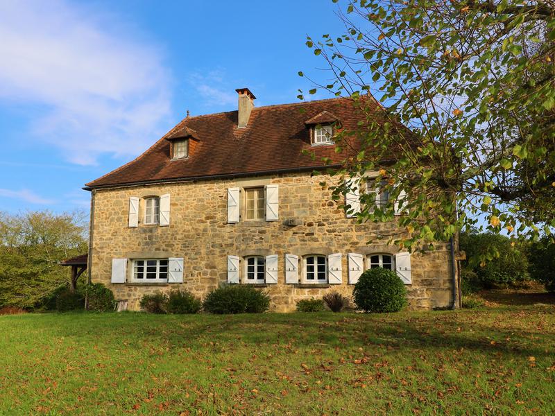 House for sale in BEAULIEU SUR DORDOGNE Correze 4 bed farmhouse in 2.5 acres