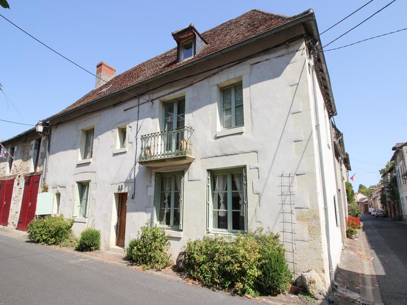House for sale in RICHELIEU Indre et Loire Character three/four bedroom house with courtyard