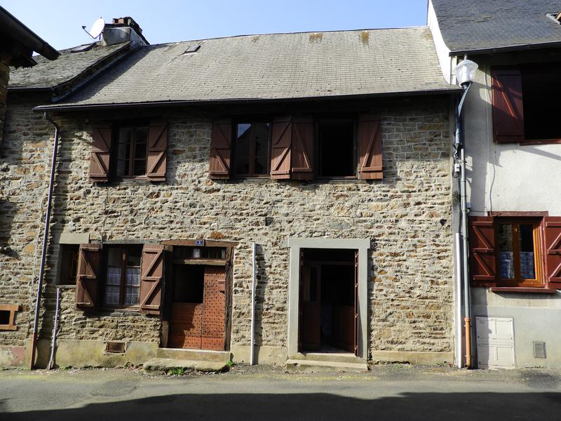 House for sale in UZERCHE Correze 23bed townhouse to finish in