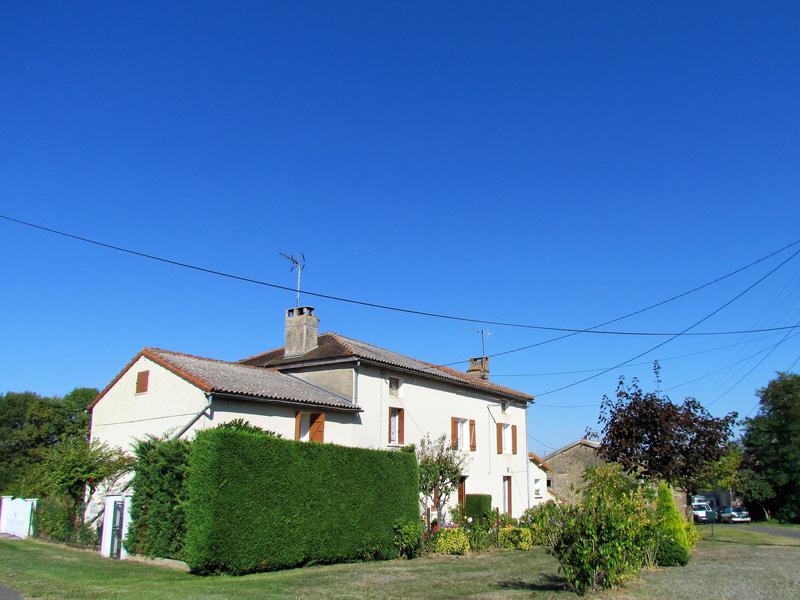 House for sale in QUEAUX Vienne Large detached 4 bed house with