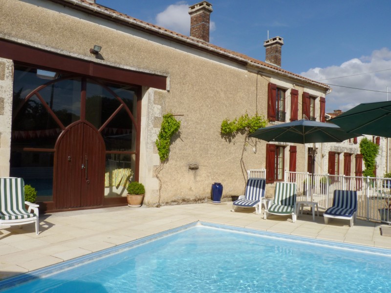 House for sale in LONNES Charente Impressive renovated charentaise