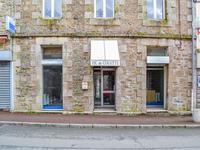 Une Boutique Dans Un Emplacement Idéal Dans La Ville De Rostrenen