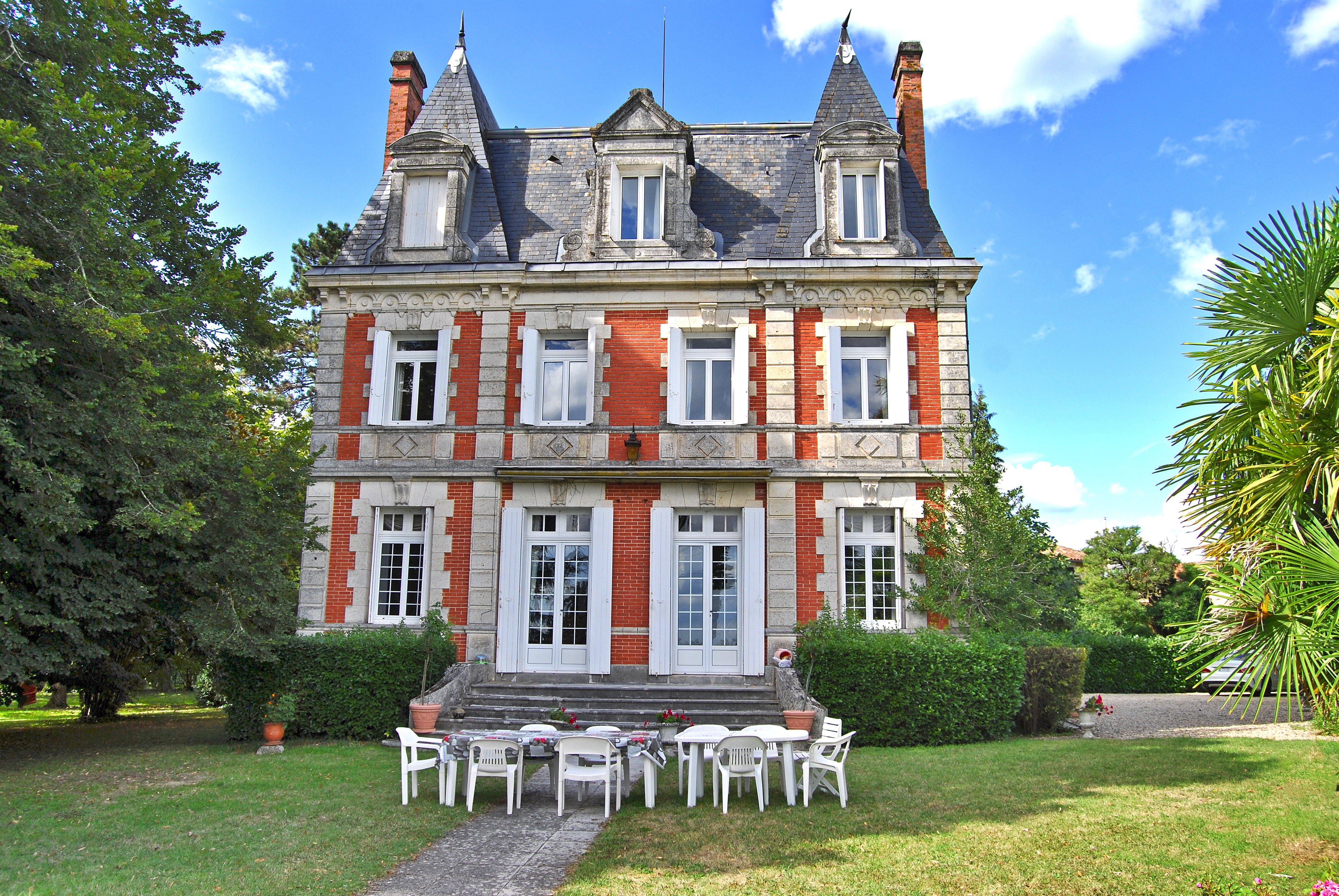 Magnifique château du 19e siècle comprenant deux appartements et