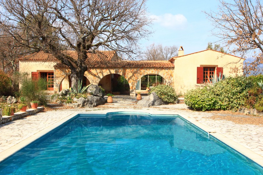 Villa de plain-pied de style espagnol avec des jardins paisibles et ... Villa de plain-pied de style espagnol avec des jardins paisibles et ...