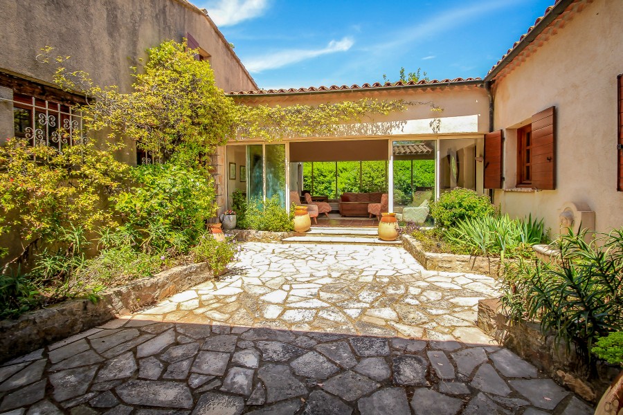 Villa de plain-pied de style espagnol avec des jardins paisibles et ... Villa de plain-pied de style espagnol avec des jardins paisibles et ...