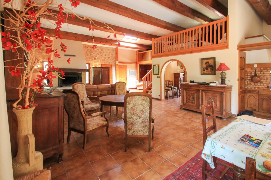 Villa de plain-pied de style espagnol avec des jardins paisibles et ... Villa de plain-pied de style espagnol avec des jardins paisibles et ...