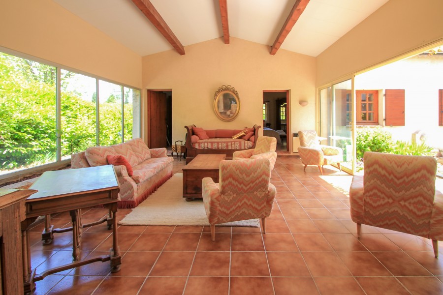 Villa de plain-pied de style espagnol avec des jardins paisibles et ... Villa de plain-pied de style espagnol avec des jardins paisibles et ...
