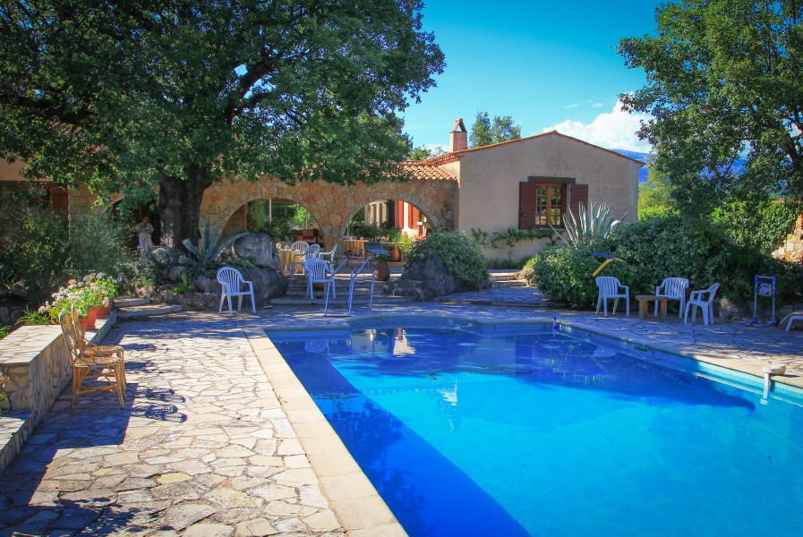 Villa de plain-pied de style espagnol avec des jardins paisibles et ... Villa de plain-pied de style espagnol avec des jardins paisibles et ...