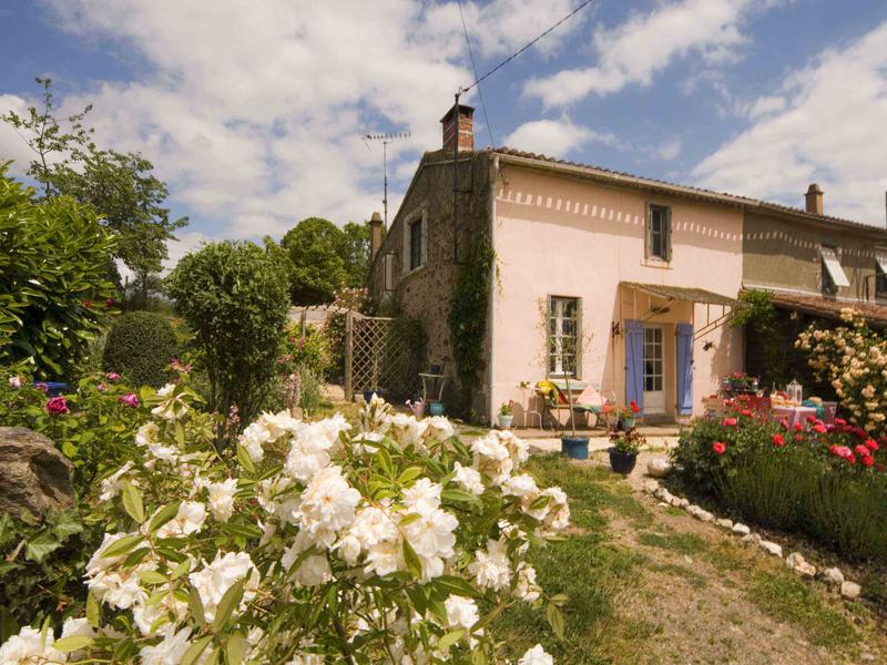 House for sale in LA TARDIERE Vendee Pretty hamlet cottage with