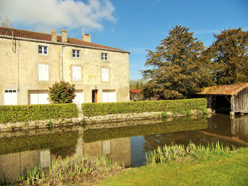House for sale in MONCOUTANT Deux Sevres Large house with barn and land situated alongside