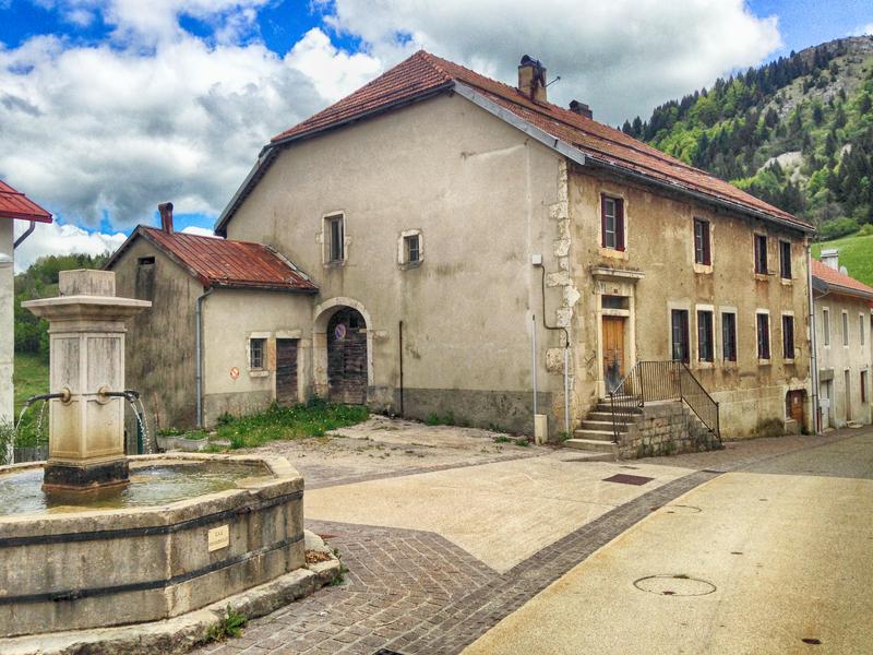 Maison à vendre en Franche Comte Jura LES BOUCHOUX Bonne opportunité pour B & B. Presbytère de