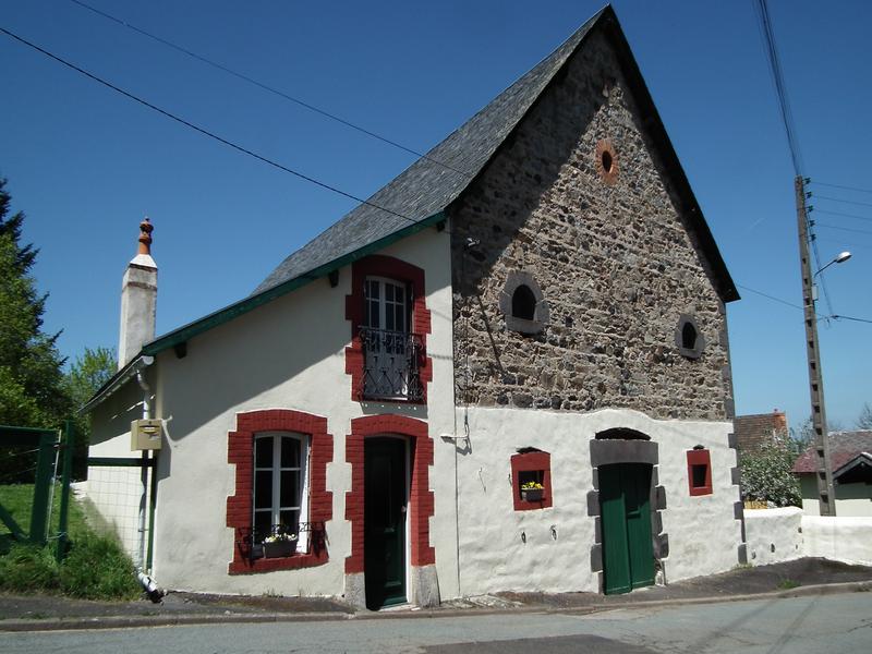 Maison à vendre en Auvergne Puy de Dome VERNEUGHEOL Petite maison