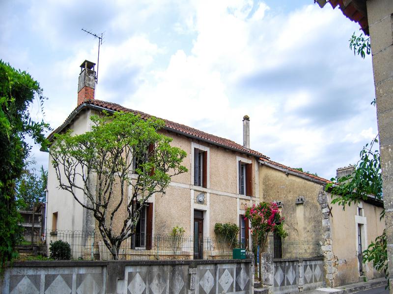 House for sale in ST VALLIER Charente 2 bed village house in need