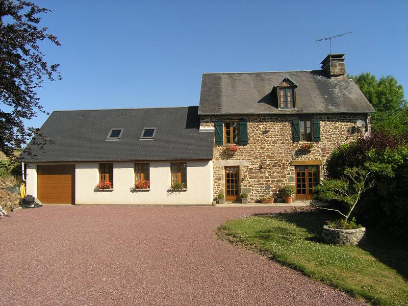 House for sale in NOTRE DAME DE CENILLY Manche A pretty stone