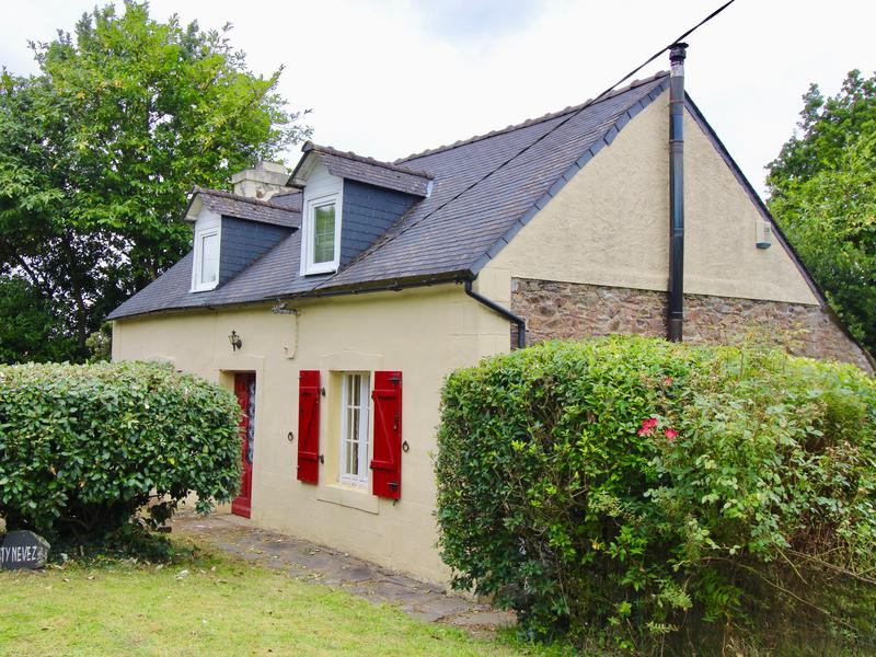 House for sale in PLEYBEN Finistere Character cottage with small