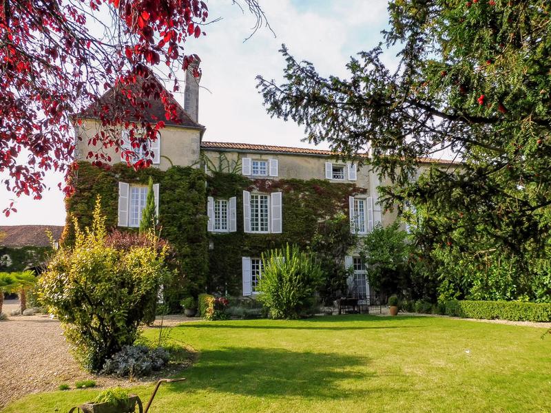House for sale in JARNAC Charente Exquisite Estate circa 1681