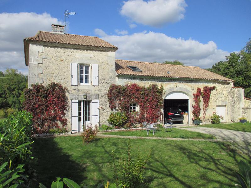 House for sale in VERTEILLAC Dordogne Tastefully restored farmhouse