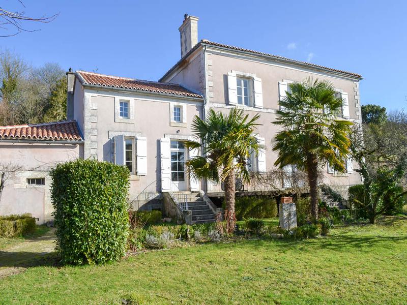 House for sale in LONDIGNY Charente Very rare and charming gated