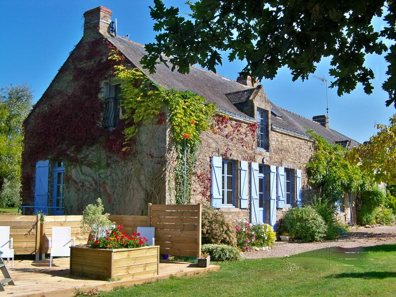 Maison à vendre en Bretagne Morbihan LA ROCHE BERNARD Longère T12 en pierres. Une activité