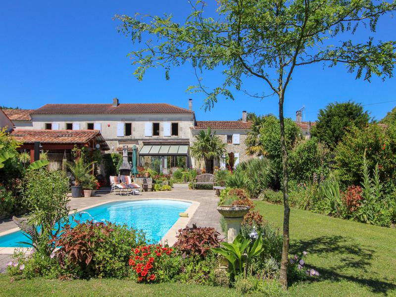 House for sale in AUMAGNE Charente Maritime Detached country house