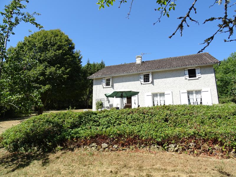 Maison à vendre en Aquitaine Dordogne ST JEAN DE COLE Maison spacieuse avec 5 chambres. Sans