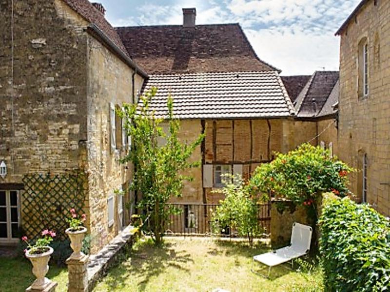 House for sale in GOURDON Lot 14thcentury historic townhouse in