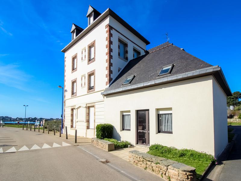 Apartment for sale in PRIMEL TREGASTEL Finistere The beach on your