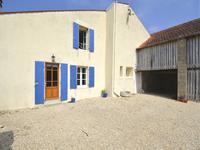 MAISON 2 CHAMBRES Maison comprenant 2 chambres rénovée avec goût et des matériaux de qualités .Située dans un village réputé pour son marché hebdomadaire entre Saint Jean D'Angély et Cognac .A  voir absolument .