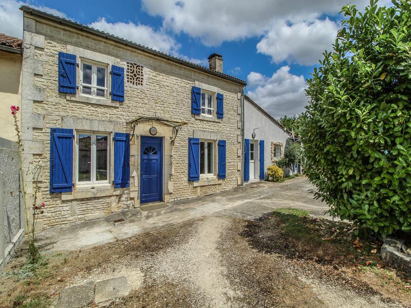 House for sale in VILLOGNON Charente Very pretty stone cottage with