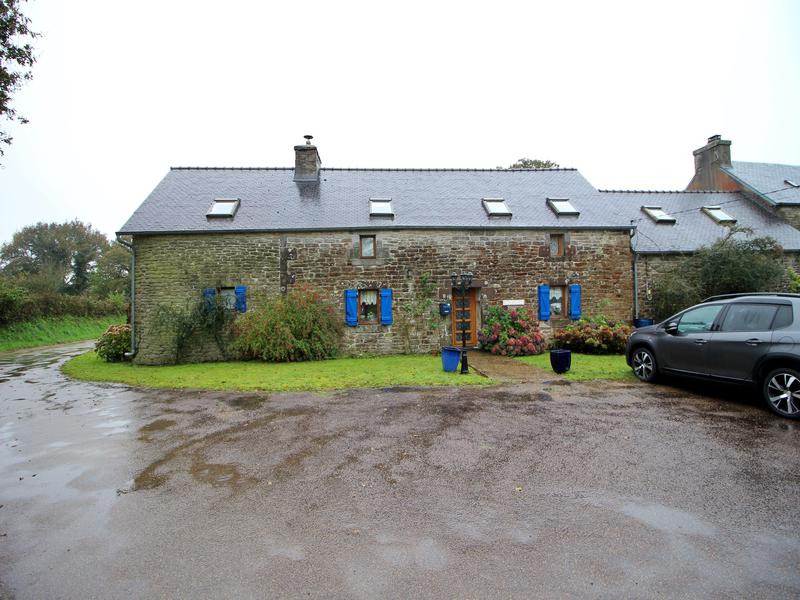 Maison à vendre en Bretagne Finistere HUELGOAT Charmante longère en pierre avec caractère et Maison à vendre en Bretagne Finistere HUELGOAT Charmante longère en pierre avec caractère et