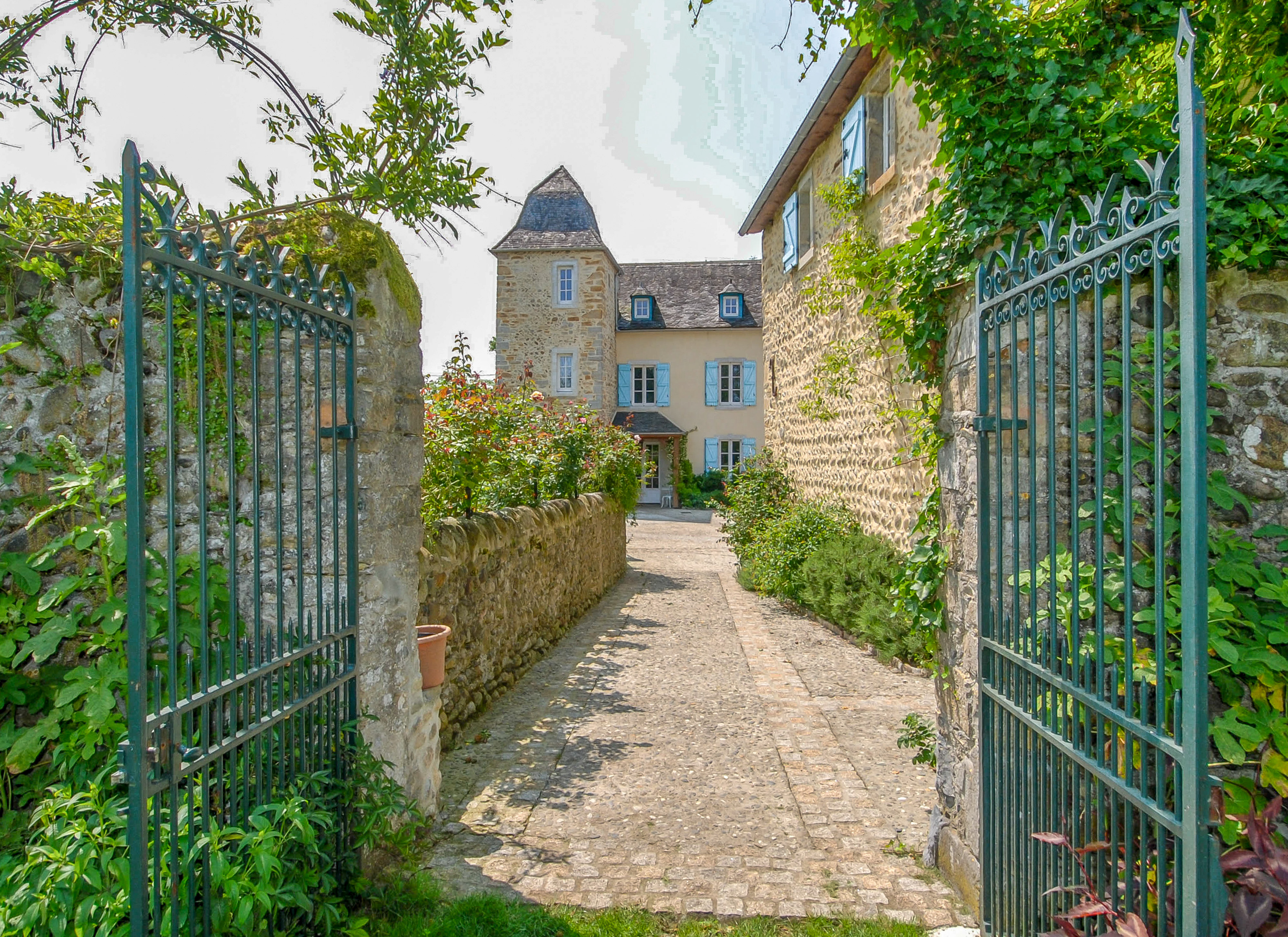Stunning 17th century Château near OloronSteMarie with a heated