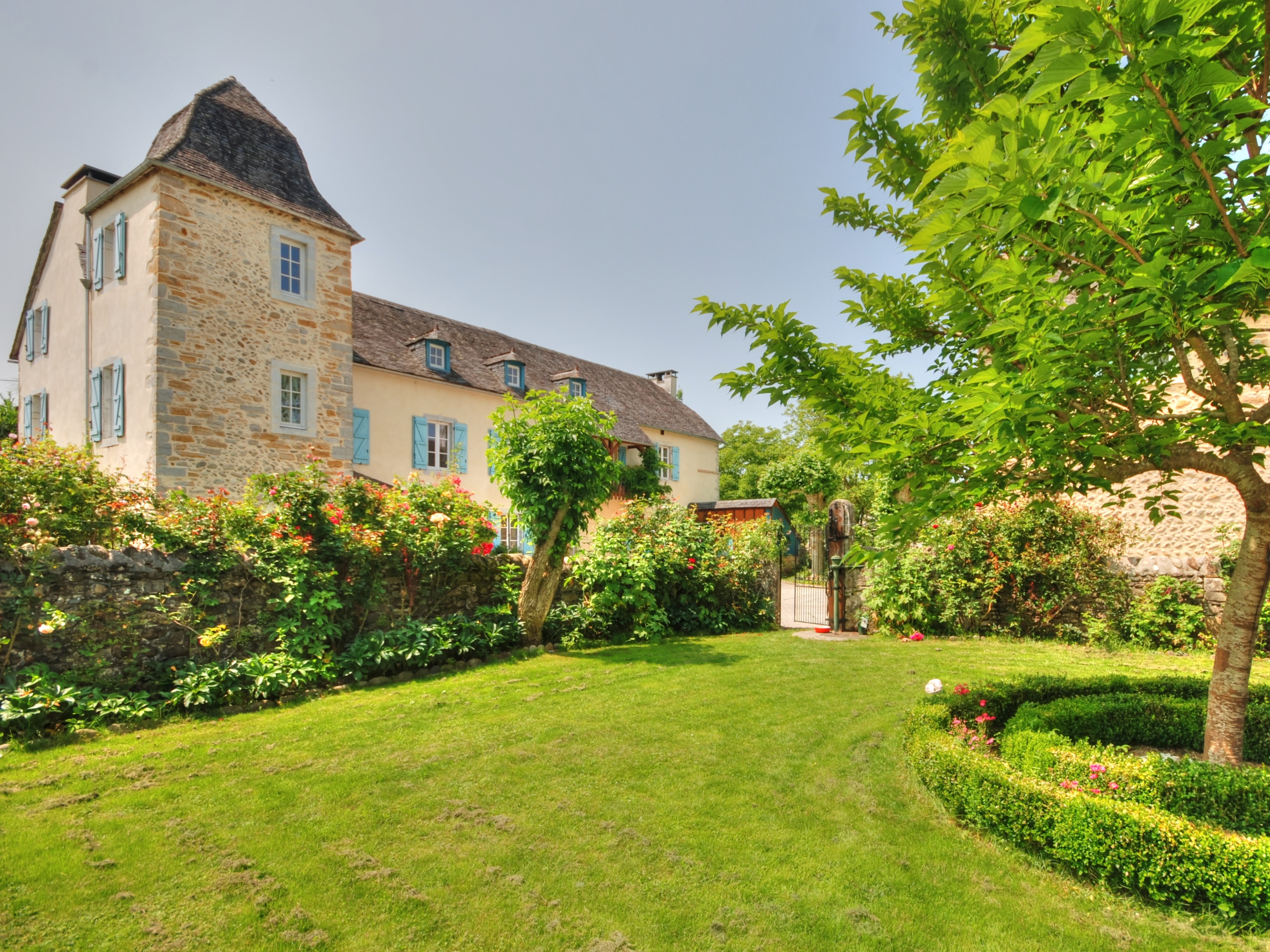 Stunning 17th century Château near OloronSteMarie with a heated swimming pool and guest cottage