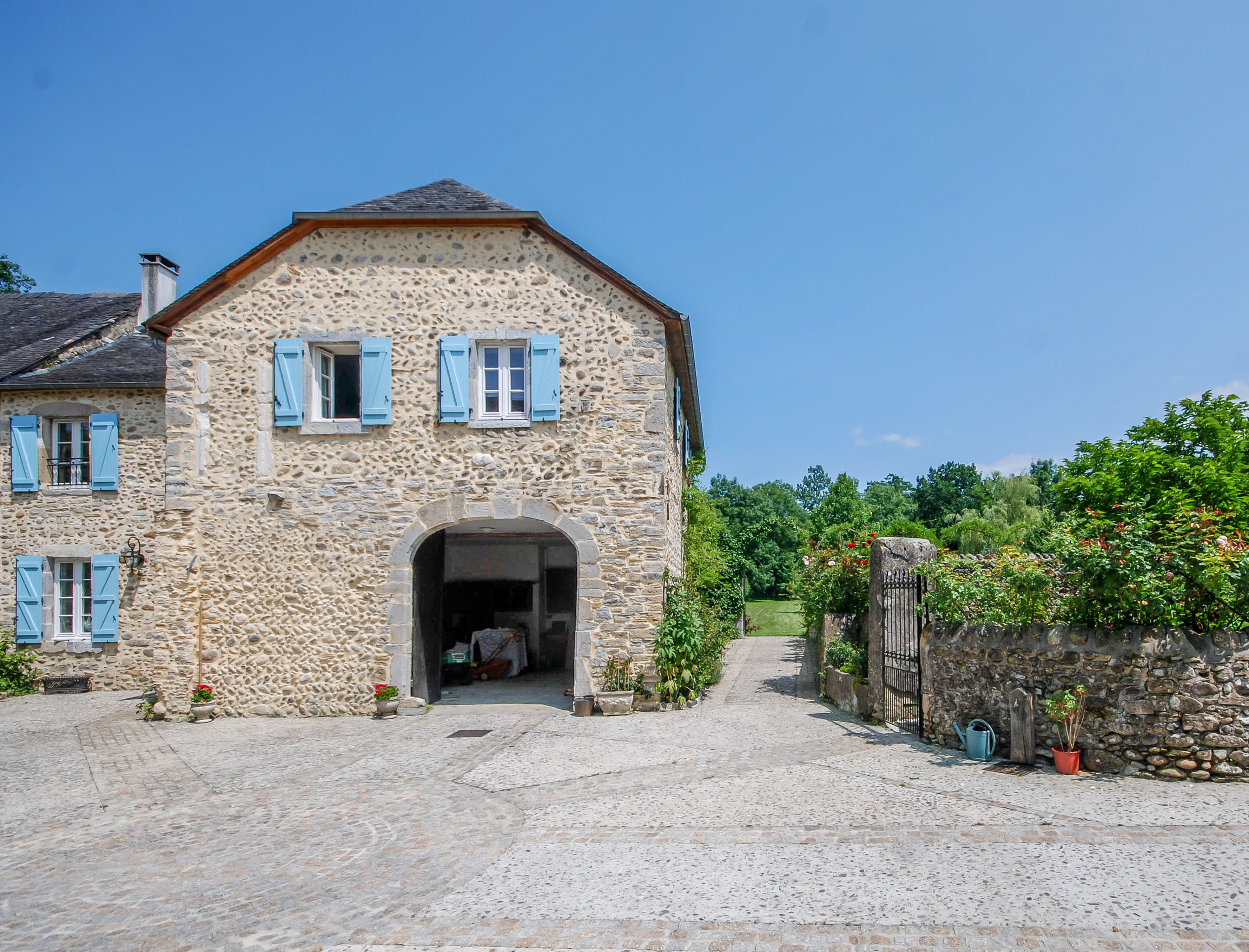 Stunning 17th century Château near OloronSteMarie with a heated